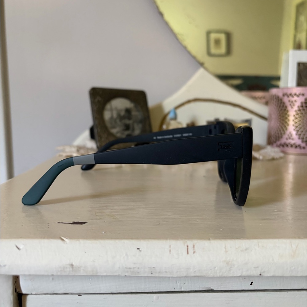 Toms Sunglasses - Picture 3 of 8